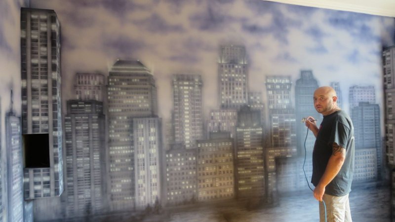 Воїн ЗСУ створює натхненні сюжети методом аерографії