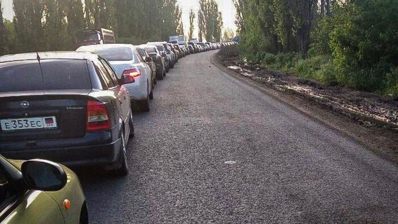 На кордоні з рф кілометрові черги: окупанти тікають з України