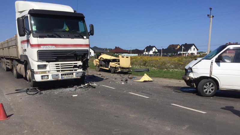 У селі поблизу Луцька зіткнулися три автівки. ФОТО