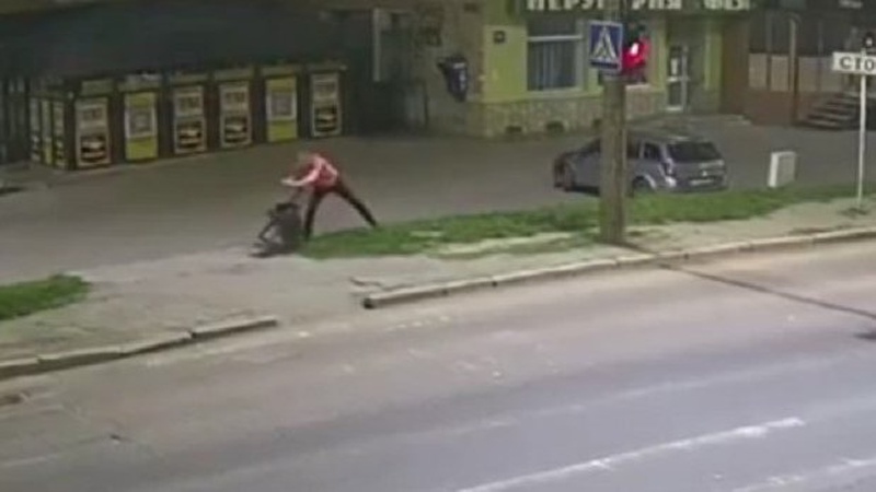 Неадекват серед ночі у Луцьку боровся зі смітником.ВІДЕО