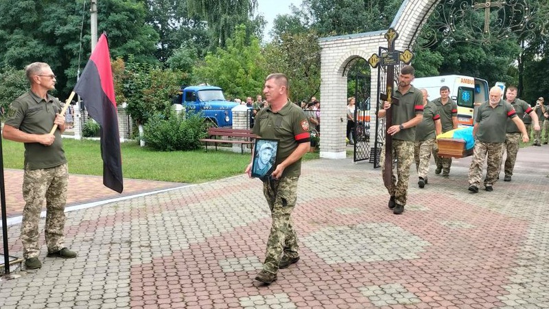 Рожищенська громада попрощалася із 37-річним Героєм Андрієм Кобачем