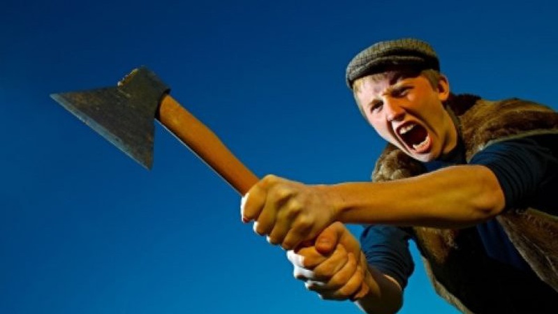 На Волині чоловік кидав у поліцейських сокирою: як його покарали