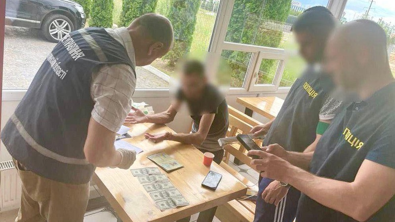 Волинь: за 2000 доларів лікар видав довідку про непридатність до служби у війську