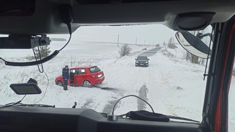 Волинські рятувальники визволили зі снігової пастки жінку з дитиною
