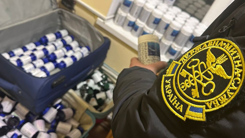 Українець з Польщі намагався ввезти до країни незадекларовані БАДи