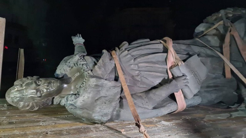 В Одесі знесли пам’ятники Суворову і Катерині II. ФОТО