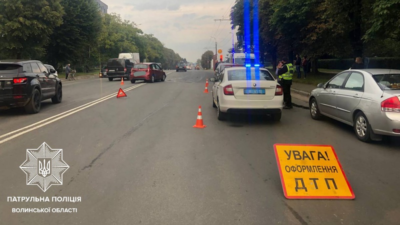 У Луцьку водійка, здійснюючи розворот, спричинила автотрощу. ФОТО