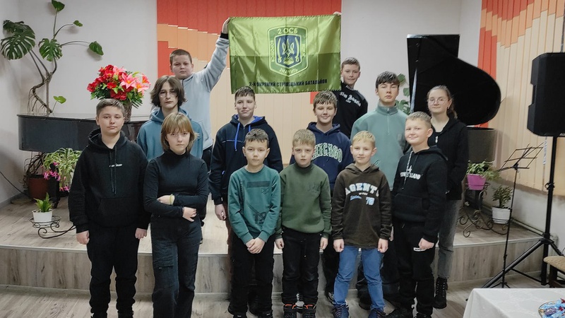 Юні рожищенські гітаристи отримали стяг від військових