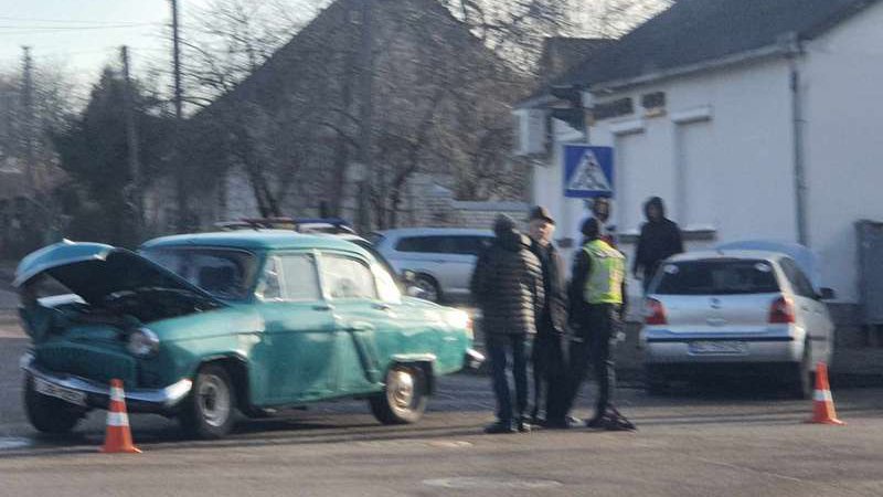 У Луцьку – ДТП: постраждала раритетна «волга»