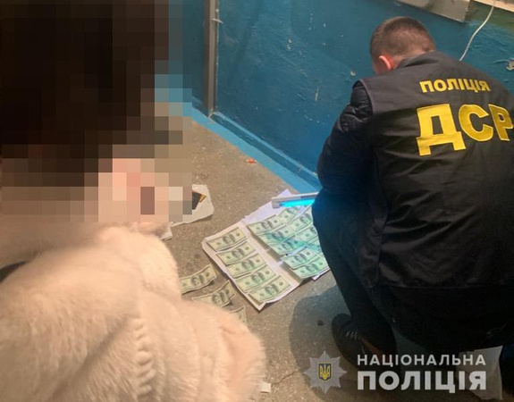 Чиновницю Волинської ОДА зловили на отриманні хабаря від підприємця