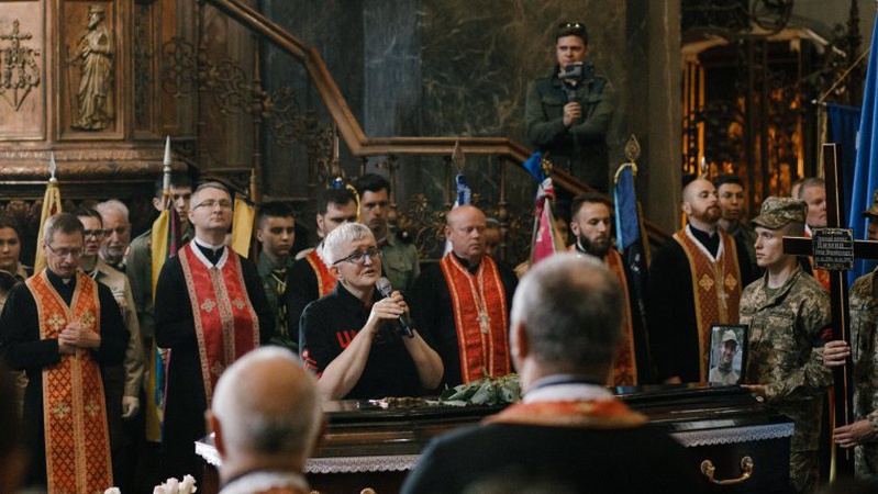 Мама загиблого воїна попрощалася із сином колисковою