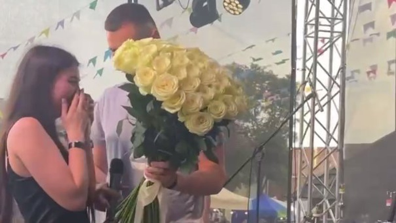 У Луцькому замку на фудфесті хлопець освідчився своїй коханій