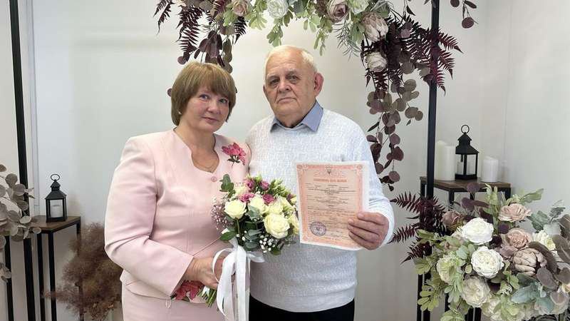 Закохані й схвильовані:  у Луцьку одружилась літня пара