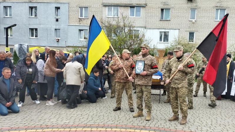 «Був серед тих, кого окупанти безжально стратили в Авдіївці»: у Рожищі попрощалися з Героєм Олександром Зінчуком