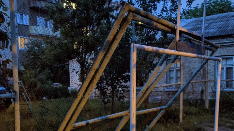 У Луцьку 4 місяці не можуть полагодити огорожу спортивного майданчика. ВІДЕО