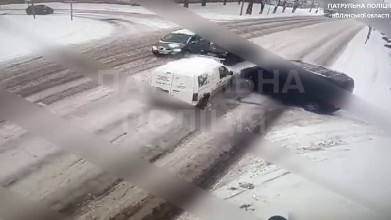 Не надав перевагу в русі: у Луцьку трапилася потрійна аварія