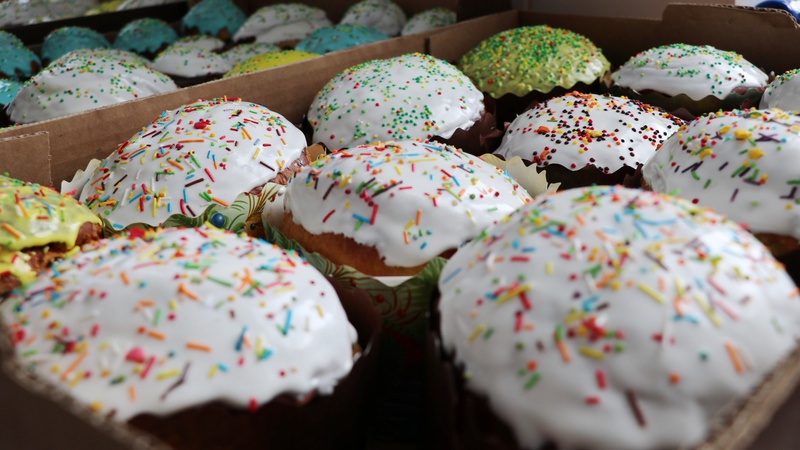 У луцькому виші печуть паски для військових