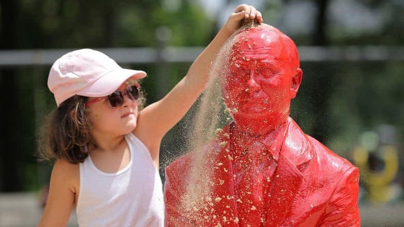 У Нью-Йорку діти засипають фігуру путіна на крихітному танку піском. ФОТО