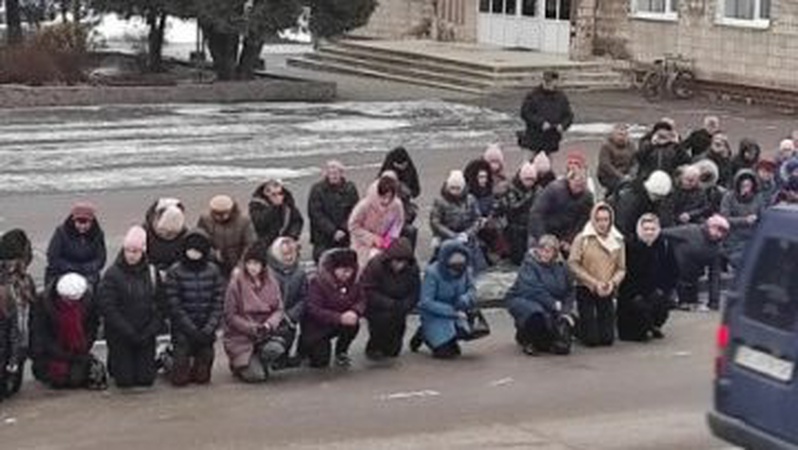 На Волині навколішки зустріли загиблого захисника Олександра Іваненка. ВІДЕО