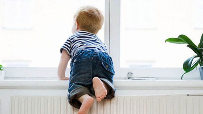 У Підгайцях випали з вікна двоє малюків: один – в лікарні