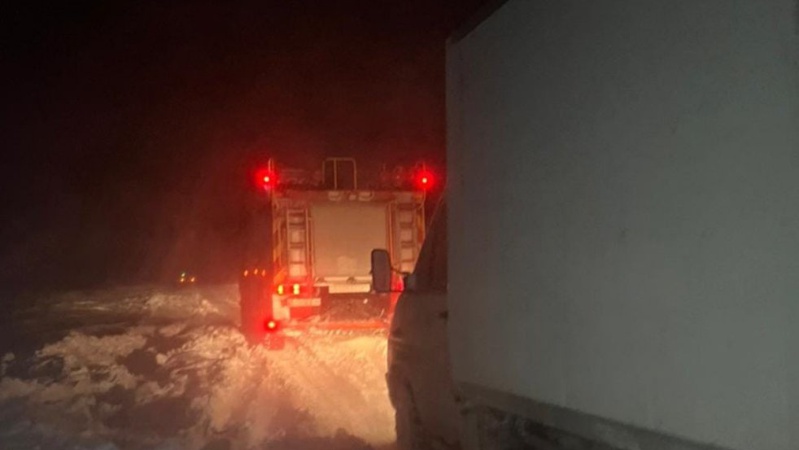 Застрягла на дорозі: на Волині вантажівка перекрила рух