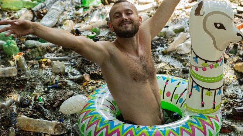 Харківський екоактивіст влаштував напівоголену фотосесію у купі відходів. ФОТО