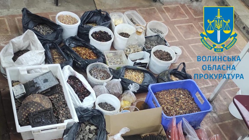 На Волині виявили підпільний цех з обробки бурштину. ФОТО