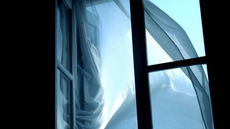 У Луцьку трирічна дитина випала з вікна