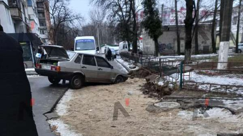 У Луцьку автомобіль в’їхав у яму, де нещодавно проводилися ремонтні роботи