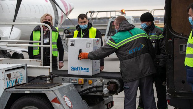 В Україну прилетіла партія вакцин «Pfizer» від COVAX