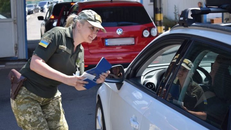 Які документи потрібно мати із собою при виїзді за кордон на авто: у МВС нагадали