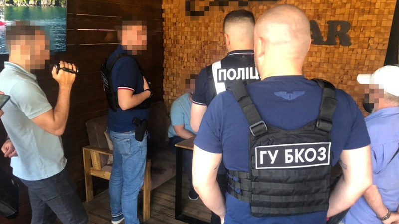 Мільйон збитків державі щомісяця: спритник з Укрзалізниці багатів на щебені, поки не впіймався СБУ