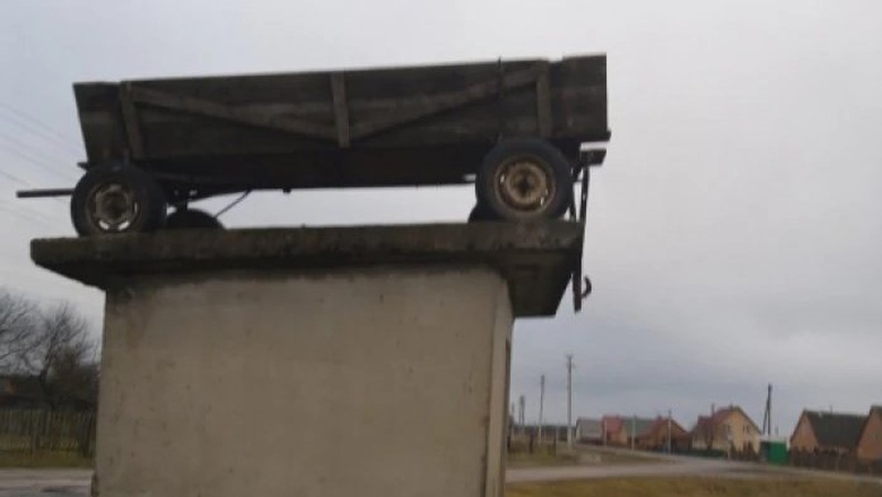 На Волині на дах зупинки бешкетники помістили воза на Щедрий вечір