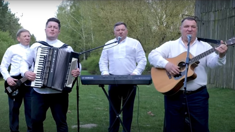 Волинські депутати і чиновники зняли кліп до Дня матері