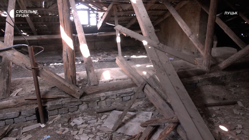 Художники у Луцьку просять відремонтувати дірявий дах у спілці