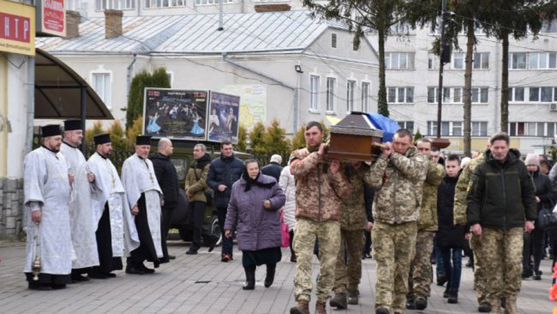 У Луцьку попрощалися з військовим Віталієм Шендриком, який захищав Маріуполь. ФОТО