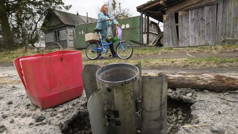 Українці перетворили рештки російської ракети на лавку і продають з неї картоплю