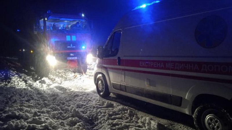 На Волині витягли з замету швидку, яка везла породіллю