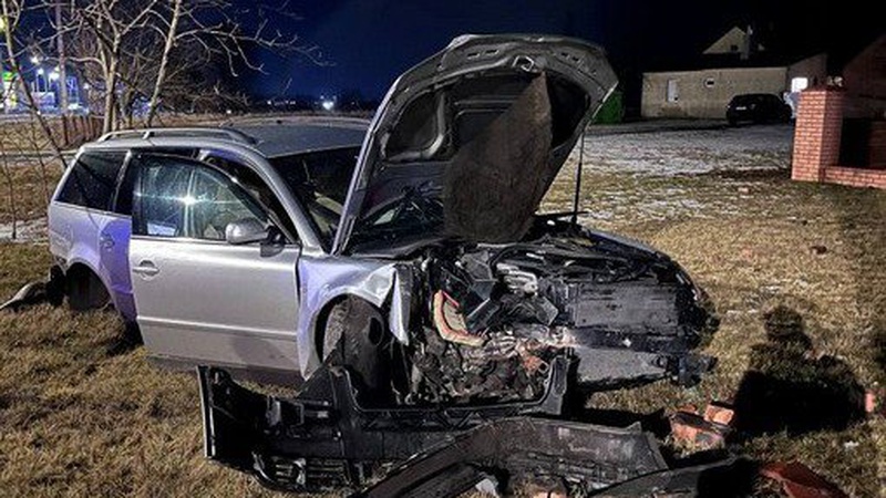 У Володимирі водій на швидкості влетів в острівець безпеки і розтрощив авто. ФОТО