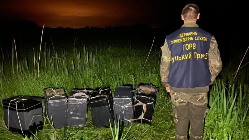 На Волині троє контрабандистів утекли від прикордонників і покинули 12 ящиків цигарок