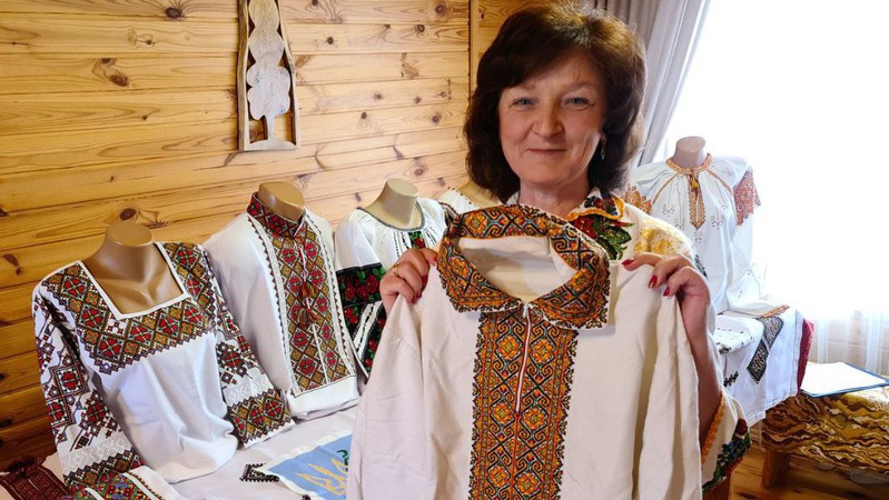 Вишивальниця з Волині відтворює на полотні давні орнаменти