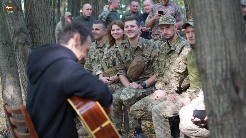 До воїнів Князівської бригади завітали Святослав Вакарчук та «Культурний Десант»