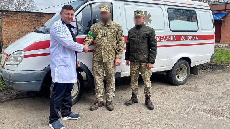 Волинська лікарня передала ЗСУ спецавтомобіль