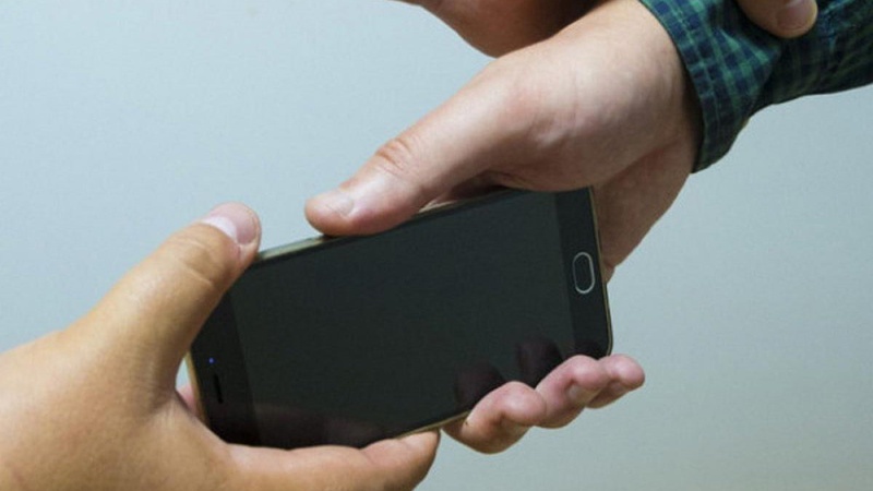 Грабіж на зупинці: волинянина обікрав неповнолітній односелець