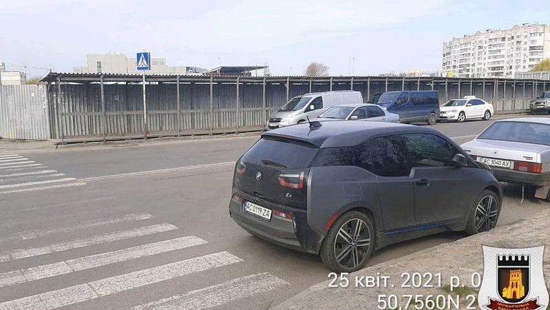 Луцькі муніципали показали «майстрів паркування». ФОТО