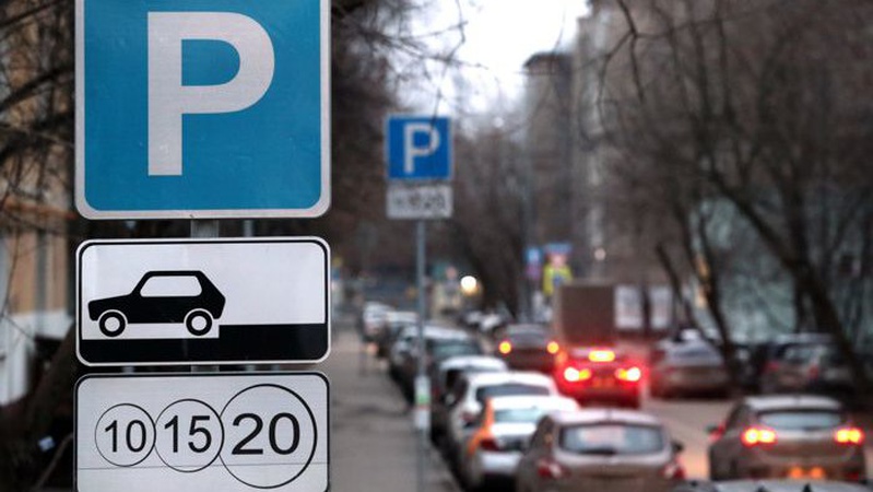 Скільки коштує залишити авто на парковці біля луцького ринку
