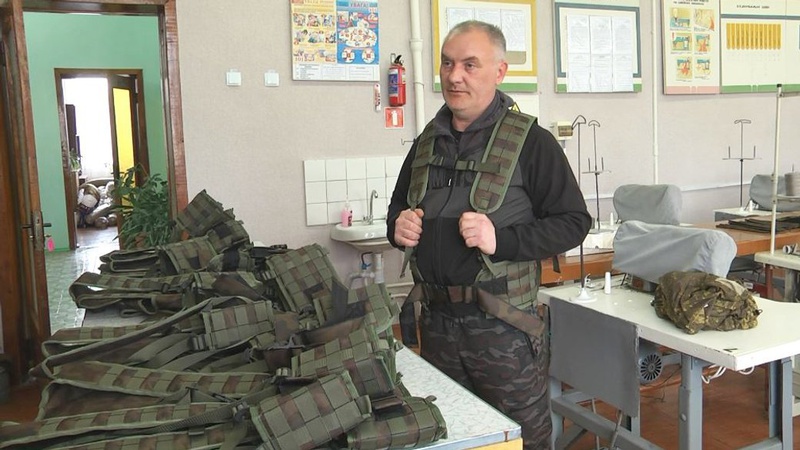 Переселенець із Харкова влаштував на Волині цех з пошиття «розгрузок» для бійців