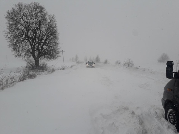 У селі на Волині діти грузнуть у снігу, йдучи до школи