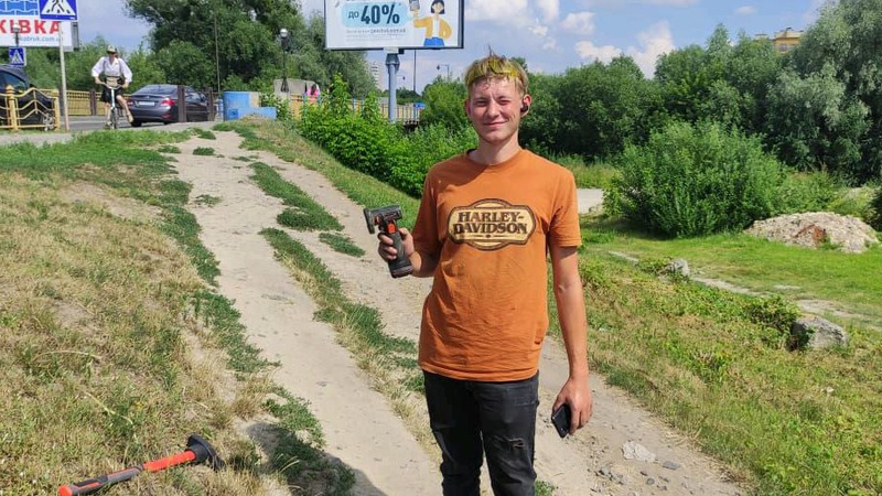 Повага Назарові: у Луцьку парубок позрізав стирчалки на стежці. ФОТО