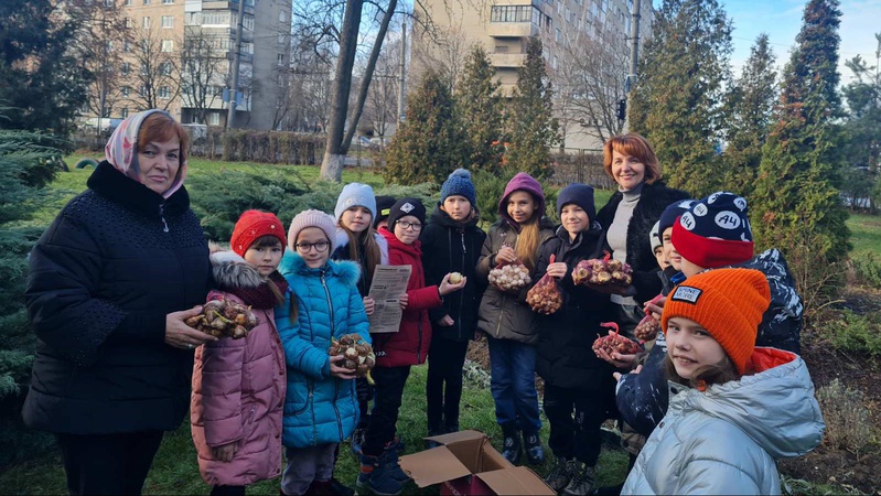 Краса врятує світ:  у луцькому природничому ліцеї діти висадили цибулини квітів.ФОТО